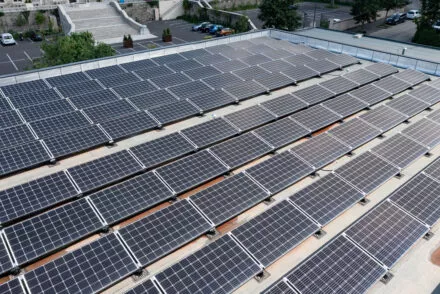 installation-solaire-toiture-plate-industrielle