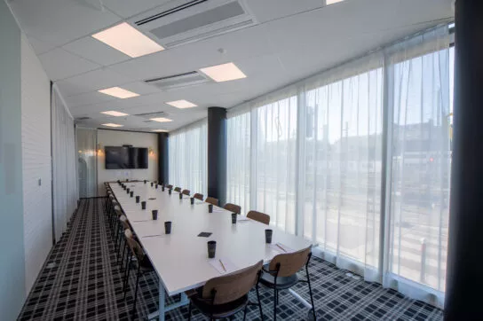 whoorks-salle-reunion-lumineuse-équipée
